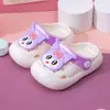 Novas Chinelos Infantis Panda 2026 Verão Desenho Animado Fofos Antiderrapantes Tamancos Fechados para Bebês e Meninas Pequenas