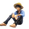 Adornos de coche de One Piece de dibujos animados Cyber Red Luffy hechos a mano Snow es una linda muñeca en la consola central del coche.