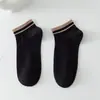 Calcetines Cortos de Color Sólido Estilo Japonés para Mujer, Calcetines Tipo Barco Rayados Finos de Primavera y Verano, Transpirables, Absorbentes de Sudor, Versátiles, Cómodos para Deporte Estudiantil
