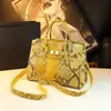 Bolso de mano para mujer de mediana edad, nuevo modelo 2026, bolso de hombro de lujo ligero con estampado de serpiente, bolso de piel auténtica para mujer estilo europeo y americano