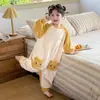 Pijama de una pieza para niña 2025 Nuevo Ropa de gateo cálida con forro polar para protección de la barriga Ropa de casa de invierno para bebé