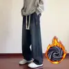 Nuevos jeans para hombre con forro polar de otoño e invierno, pantalones casuales de pierna recta holgados lavados, pantalones de moda estilo high street americano