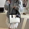 Atacado moda cobra cor contrastante portátil bolsa quadrada pequena bolsa feminina 2025 primavera novo lenço de seda laço bolsa de ombro mensageiro
