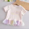 Camiseta de Manga Corta Dulce de Dibujos Animados para Bebé Niña 2026 Verano Nuevo Estilo Encaje de Color Caramelo Top Transpirable para la Piel para Niños Pequeños y Medianos Moderna 3