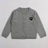Outono e inverno de 2022 roupas infantis de pequeno e médio porte cardigã bordado de coração cardigã de tricô de algodão casaco infantil