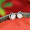 Yuebao Jewelry Plata de Ley S925 Jade Hetian Jade Blanco Tendencia Nacional Cloisonné Cuadrado Hueco Redondo Pendientes de Botón Pendientes Elegantes