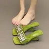 Nuevas 2026 Modelo de una tira con pedrería Elegantes Versátiles Influencer de Moda Chanclas Cuadradas Aumentan Altura Sandalias Más Vendidas