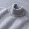 Suéter masculino de cashmere com gola alta, adequado para uso business casual, de manga longa, estilo pullover, tricotado, corte slim e que valoriza a silhueta.