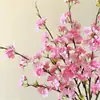 Atacado do Fabricante Flores Artificiais Galhos de Flor de Cerejeira com 2 Pontas Flores Artificiais Flores de Seda Plástico Decoração de Casamento Arco de Decoração Flores Guia