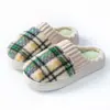Invierno 2025 Nuevos Zapatos de Confinamiento Cálidos de Felpa Antideslizantes de Suela Gruesa para el Hogar Zapatillas de Algodón Retro a Cuadros para Mujer Otoño