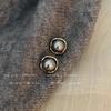 Aretes de perlas gris dorado moda femenina aretes de alto sentido 2024 nuevos estilo vintage temperamento estilo Hong Kong joyería para las orejas