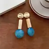 Pendientes de botón con colgante redondo de resina de aguja plateada, pendientes simples de moda de nicho de alta gama, joyería para orejas de personalidad de lujo ligero, temperamento para mujer