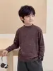 Nova Camiseta de Manga Longa Listrada para Meninos Outono/Inverno 2026 para Crianças de Média e Maior Porte Camiseta Casual Top Quente Infantil Tendência