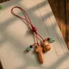 Nuevo colgante de madera de durazno natural estilo chino, adorno para cadena de teléfono móvil, charm de madera para bolso, colgante de paz, llavero decorativo, colgante pequeño
