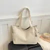 Bolsa tote estilosa e espaçosa para mulheres, um design novo e versátil perfeito para viagens, trabalho e uso diário, apresentando um visual simples e elegante