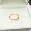 Anillo abierto de titanio ajustable con diseño de nicho de hielo picado brillante, electrochapado al vacío en oro de 18 quilates, no se decolora, con cuenta redonda