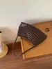 Bolso tejido a mano estilo resort francés, bolso de mano de nicho de alta gama, bolso versátil para el hombro para el trabajo para mujer