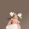 Broche de Flor de Magnolia Corsage de Alta Gama para Mujer Pin con Sentido del Diseño Nicho Lujo Elegante Abrigo Suéter Traje