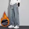 Jeans casuales forrados de polar para hombre, estilo desgastado, modernos y versátiles, perfectos para otoño e invierno, favorecedores y cómodos, pierna recta, corte holgado, pantalones largos de pierna ancha