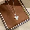 Baño de oro real, popular en Xiaohongshu, collar de bombilla de uva perlada para mujer, estilo vintage, cadena para la clavícula de lujo ligero