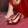 Sapatos de Casamento Vermelhos Outono 2026 Novo Estilo Vestido de Casamento Xiuhe Duas Formas Sapatos de Noiva Salto Baixo 3cm Salto Alto Feminino Stiletto