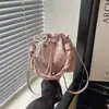 Bolso pequeño plisado de moda para mujer, nuevo bolso tipo cubo simple con cordón de lunares franceses, bolso cruzado popular de verano para el día a día