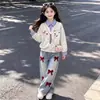 Conjunto de dos piezas de polo a rayas de color block estilo coreano, minimalista, elegante, para niñas, conjunto de jeans de moda, moderno