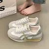 Tênis brancos estilo alemão para mulheres, versáteis para primavera e outono, com sola reta e grossa, novo modelo 2026, calçados casuais atléticos, tênis de skate