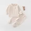 Conjunto térmico infantil de duas peças, roupas e calças de outono, veludo de leite, Classe A, outono e inverno, roupa de casa unissex para crianças que protege a barriga