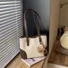 Nova bolsa tote estilo coreano 2026 para meninas, grande capacidade, bolsa de ombro único, com um chaveiro de urso de desenho animado fofo, versátil para o uso diário