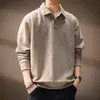 Suéter de punto de manga larga jacquard de alta gama estilo francés con patrón de diamantes para hombre, con un diseño texturizado de corte holgado, cuello alto y forro polar, perfecto para otoño