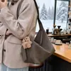 Bolsa de Ombro Estilo College Outono e Inverno Transfronteiriça 2026 Nova Moda Bolsa Transversal de Inverno para o Trabalho Bolsa Tote Retrô