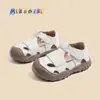 Sandálias Vazadas Respiráveis Infantis, Sapatos Anticolisão com Solado Macio Antiderrapante para Crianças Pequenas, Sapatos Fechados de Verão Antichute para Meninos e Meninas de 1 a 4 Anos