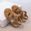 Sandálias Birkenstock Infantis para Meninos e Meninas Verão 2026 Novidade Calçados para Exterior Sola Macia Sandálias Romanas Fechadas Simples Sapatos de Praia