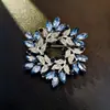 Novo Broche de Flor de Luxo Leve de Alta Qualidade para Mulheres, Design Animal com Artesanato Pesado e Diamantes, Grande Acessório para Roupas
