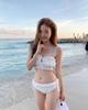 Traje de Baño Coreano Nuevo Estilo para Mujer, Bikini Blanco de Encaje Dulce y Sexy con Tirantes al Cuello y Bordes Fruncidos, Efecto Push-Up y Adelgazante, Perfecto para Vacaciones en la Costa