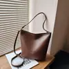 Bolsa estilo balde retrô para mulheres, nova coleção 2026, simples e fashion, versátil, chique, adequada para o dia a dia, e pode ser usada como crossbody ou bolsa de ombro.