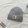 Gorro de Lana con Letras Coreanas para Mujer en Invierno Engrosado Cortavientos Protección para Orejas Cálido Tejido Estilo Coreano Otoño e Invierno Versátil Gorro para el Frío