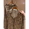 Pijama de seda helada con estampado de leopardo de lujo ligero estilo francés para mujer, nuevo conjunto de ropa para el hogar de satén de manga larga y pantalón largo, verano 2026
