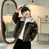Jaqueta de Couro Masculina de Inverno com Gola de Pelo e Aveludado Espesso 2026 Novo Estilo Roupas de Inverno Frescas, Bonitas e Modernas para Crianças Casaco Quente para Bebê