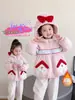 Jaqueta de Algodão para Meninas Outono Inverno 2026 Novo Estilo Estilosa com Capuz Infantil Espessada Forrada com Pelúcia Desenho Roupas de Algodão para Bebê Tendência