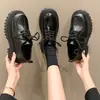 Sapatos de Couro Femininos de Primavera para Uso ao Ar Livre, Estilo Britânico que Aumenta a Altura, Novos Mocassins 2026, Sapatos de Cadarço Versáteis Brilhantes com Solado Grosso