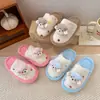 Chinelos de algodão infantis, novo estilo de inverno 2026, chinelos quentinhos de pelúcia para meninas, chinelos fechados de sola macia para uso doméstico