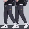 Calça casual versátil de veludo cotelê para outono para homens, nova calça jogger patchwork de corte solto, calça de moletom esportiva de marca da moda