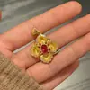 Pendente Vermelho Flor de Gelo Cravejado de Diamantes Estilo Palácio Italiano Colar Escovado Feminino Trevo de Quatro Folhas Coríndon Estilo Buccio Corte Retrô