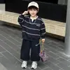 Conjunto de Roupa de Outono para Meninos 2026 Novo Tendência Cool Estilo de Rua Moletom Listrado Infantil para Meninos, Roupa de Bebê Dois em Um