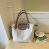 Bolsa Tote Listrada Cáqui de Baixa Saturação para Início de Outono com Aba Contrastante Minimalista Estilosa para o Dia a Dia Ombro