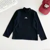 Otoño 2026 Nuevo Estilo Versión Coreana Sencillo Ropa Interior Básica de Cuello Semi Alto para Niños Camiseta de Manga Larga para Niños con Letras para Otoño/Invierno