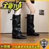 Botas de cavaleiro de couro com fivela da moda para mulheres, coleção outono/inverno 2026, com bico quadrado, salto baixo e design de cano largo para um look sofisticado