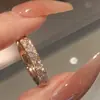 Anillo de oro rosa en forma de rosa con diamantes completos estilo retro brillante para mujer, de lujo ligero con un toque de alta gama, adecuado para apilar en el dedo índice, en estilo minimalista